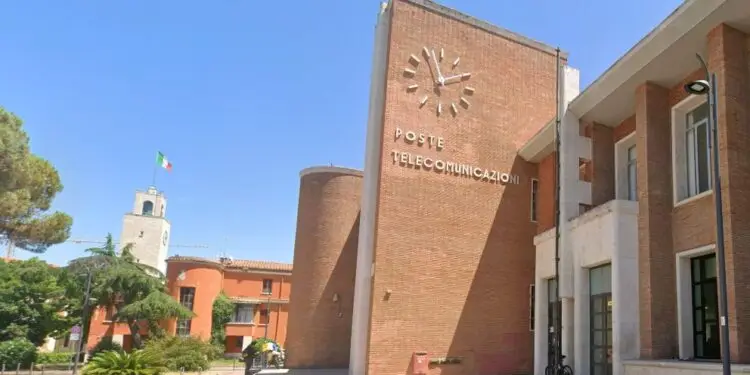 Notte folle in centro a Latina: giovane prende di mira le Poste e viene scoperto