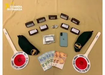 Nervoso al posto di blocco sul lungomare pontino, finanzieri trovano 10 panetti di hashish
