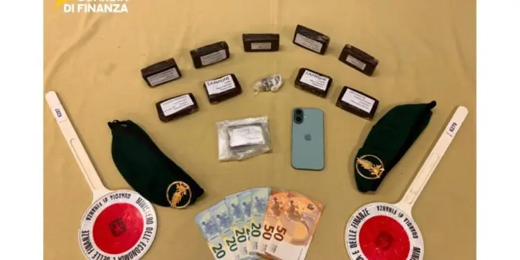 Nervoso al posto di blocco sul lungomare pontino, finanzieri trovano 10 panetti di hashish