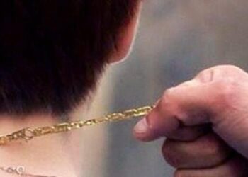 Lo fermano e gli strappano la catenina dal collo: paura per un 20enne in centro a Latina