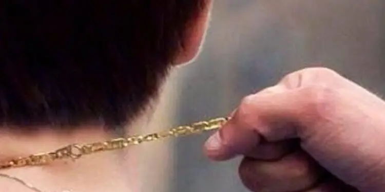 Lo fermano e gli strappano la catenina dal collo: paura per un 20enne in centro a Latina