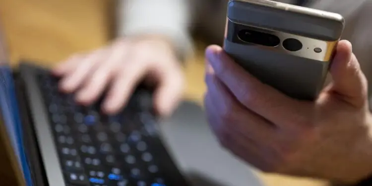 Giovane di Latina ricattato dopo un incontro online: paga per evitare la diffusione delle chat