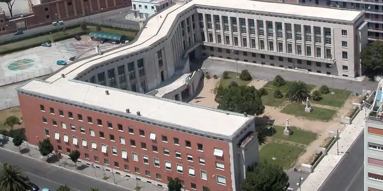 Latina, parte il grande restauro di Palazzo M: spunta l’ipotesi dei cancelli nel giardino. Lavori per 30 milioni