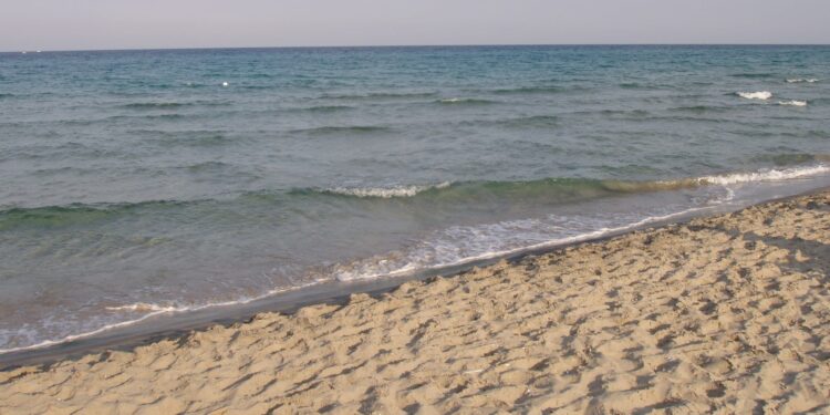 Lungomare di Latina, pioggia di segnalazioni sulla spiaggia libera: “Ogni anno lo spazio si riduce”