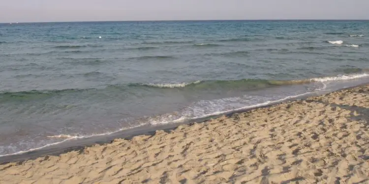 Lungomare di Latina, pioggia di segnalazioni sulla spiaggia libera: “Ogni anno lo spazio si riduce”