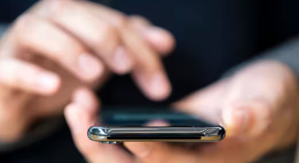 Latina, gli strappa il cellulare e poi gli chiede soldi per restituirlo: la fuga in Piazza del Popolo