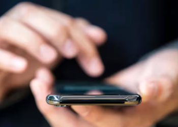 Latina, gli strappa il cellulare e poi gli chiede soldi per restituirlo: la fuga in Piazza del Popolo