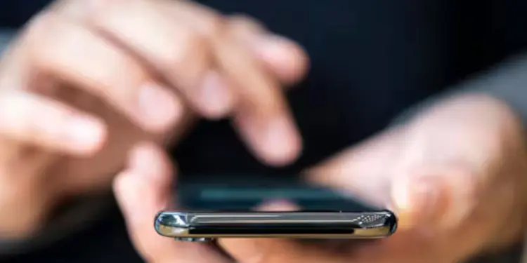 Latina, gli strappa il cellulare e poi gli chiede soldi per restituirlo: la fuga in Piazza del Popolo
