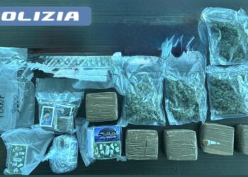 Fermato sulla Pontina con oltre 5 chili di droga: dietro l’airbag un vano segreto