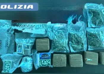 Fermato sulla Pontina con oltre 5 chili di droga: dietro l’airbag un vano segreto