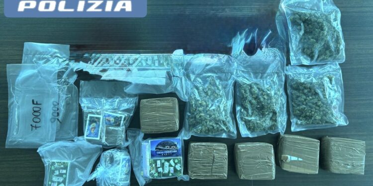 Fermato sulla Pontina con oltre 5 chili di droga: dietro l’airbag un vano segreto