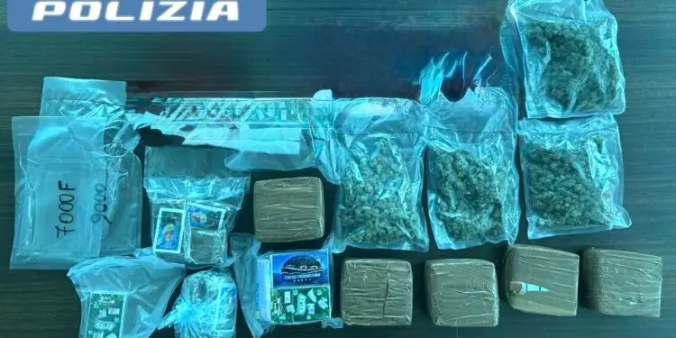 Fermato sulla Pontina con oltre 5 chili di droga: dietro l’airbag un vano segreto