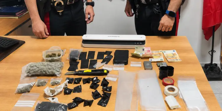 Latina, l’odore sospetto tradisce 40enne: scoperta droga in auto e nell’abitazione