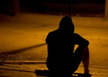 Sermoneta, straniero crea il panico nel parcheggio del centro commerciale: «Ci insulta, ci segue e ci sputa addosso»