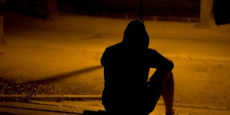 Sermoneta, straniero crea il panico nel parcheggio del centro commerciale: «Ci insulta, ci segue e ci sputa addosso»