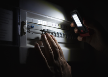 Latina, continui black out mettono in ginocchio un quartiere. Residenti e commercianti esasperati, danni per migliaia di euro