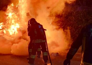 Rogo all’alba a due passi dal centro di Latina: un’auto completamente distrutta