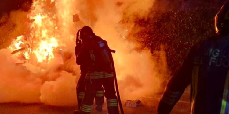 Rogo all’alba a due passi dal centro di Latina: un’auto completamente distrutta