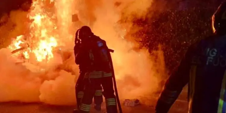 Rogo all’alba a due passi dal centro di Latina: un’auto completamente distrutta