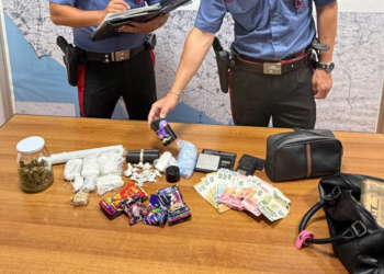 Nascondeva la droga nel pacchetto di sigarette, poi la scoperta in casa: arrestato 18enne a Latina