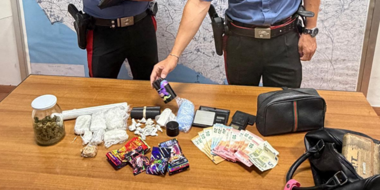 Nascondeva la droga nel pacchetto di sigarette, poi la scoperta in casa: arrestato 18enne a Latina