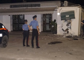 Paura nella notte in provincia di Latina: fanno esplodere il bancomat ma il colpo fallisce