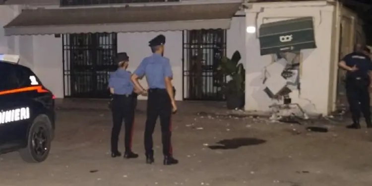 Paura nella notte in provincia di Latina: fanno esplodere il bancomat ma il colpo fallisce