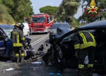 Tragedia sull’Appia: un morto e due feriti gravi in uno scontro frontale tra auto