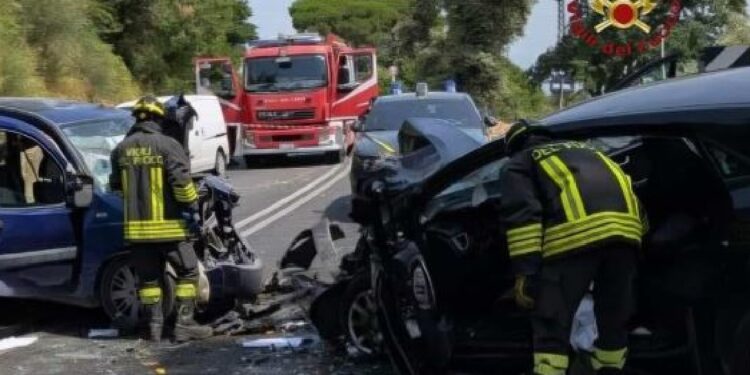 Tragedia sull’Appia: un morto e due feriti gravi in uno scontro frontale tra auto