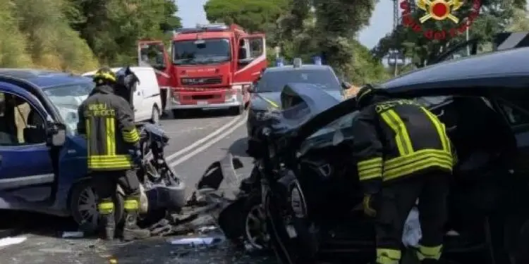 Tragedia sull’Appia: un morto e due feriti gravi in uno scontro frontale tra auto