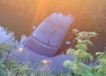 Auto nel canale dopo lo schianto sulla Migliara 47, Carabiniere fuori servizio si tuffa e salva la conducente