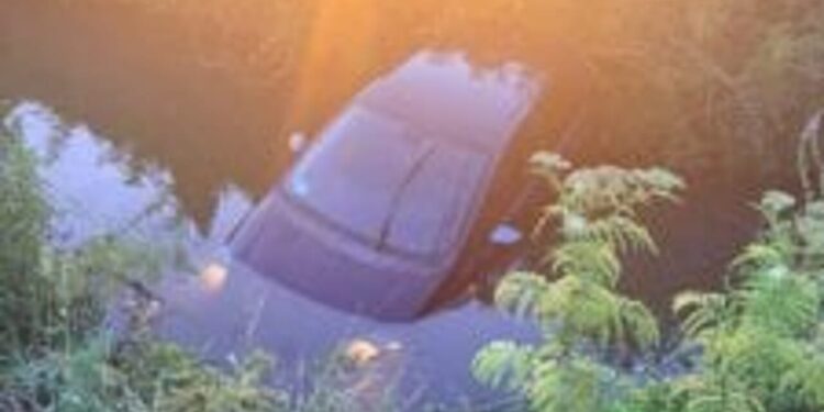Auto nel canale dopo lo schianto sulla Migliara 47, Carabiniere fuori servizio si tuffa e salva la conducente