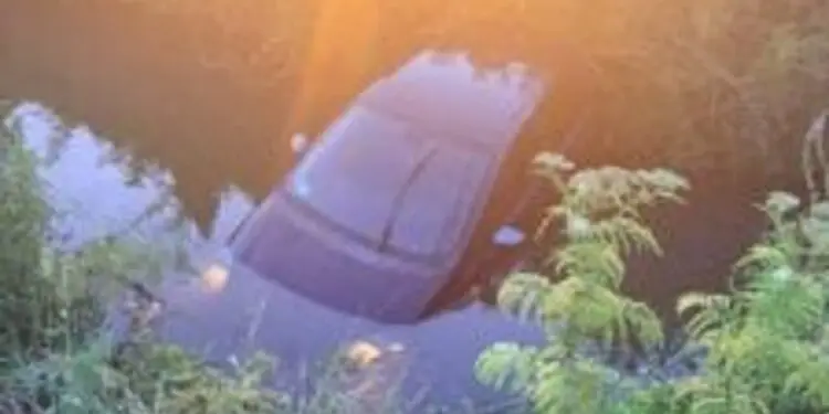 Auto nel canale dopo lo schianto sulla Migliara 47, Carabiniere fuori servizio si tuffa e salva la conducente