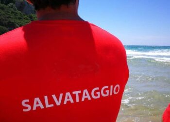 In balia delle onde a 13 anni, salvata grazie al tempestivo intervento dei bagnini a Sabaudia