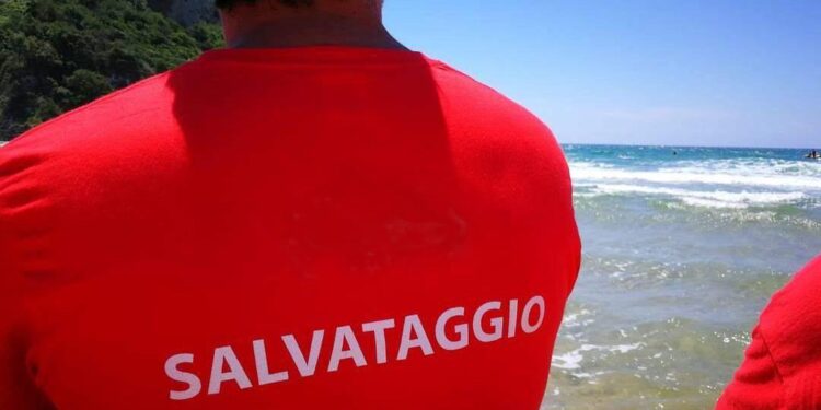 In balia delle onde a 13 anni, salvata grazie al tempestivo intervento dei bagnini a Sabaudia