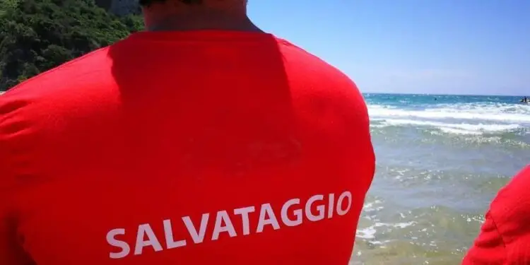 In balia delle onde a 13 anni, salvata grazie al tempestivo intervento dei bagnini a Sabaudia