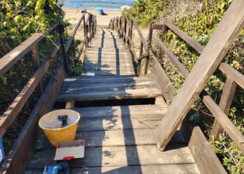Vandali in azione sul lungomare di Latina, passerelle danneggiate: operai al lavoro per ripristinarle