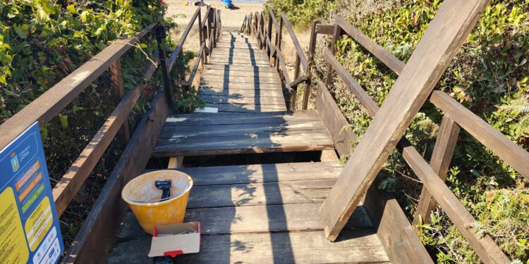 Vandali in azione sul lungomare di Latina, passerelle danneggiate: operai al lavoro per ripristinarle