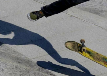 Paura in centro a Latina: adolescente cade con lo skateboard, il “suo angelo” arriva in tempo