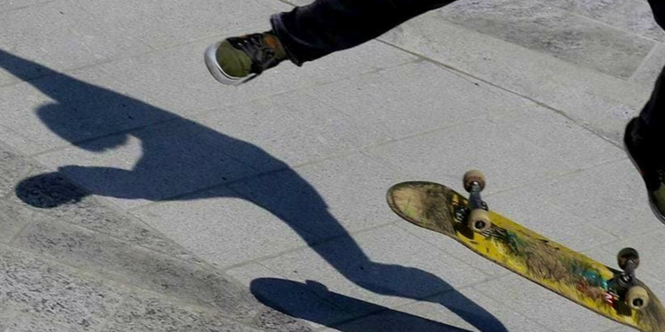 Paura in centro a Latina: adolescente cade con lo skateboard, il “suo angelo” arriva in tempo