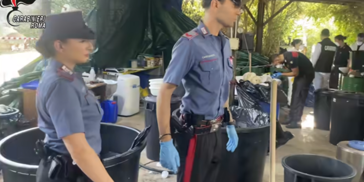 Latina, scoperta una raffineria di cocaina in una villa: sequestrati oltre 18 chili di droga, cinque arresti