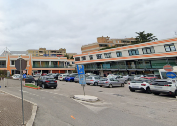 Latina, perde il controllo del Suv nel parcheggio del Morbella: schianto davanti all’ingresso