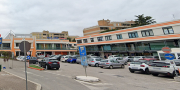 Latina, perde il controllo del Suv nel parcheggio del Morbella: schianto davanti all’ingresso