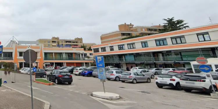 Latina, perde il controllo del Suv nel parcheggio del Morbella: schianto davanti all’ingresso