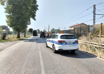 Fingono un investimento e chiamano i soccorsi: le telecamere smascherano la truffa in centro a Cisterna