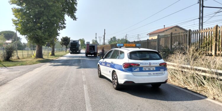 Fingono un investimento e chiamano i soccorsi: le telecamere smascherano la truffa in centro a Cisterna