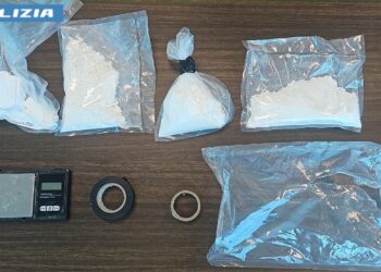 La Polizia pontina va ad arrestarlo per stalking e rapina, poi il colpo di scena: nell’appartamento accanto un maxi carico di cocaina