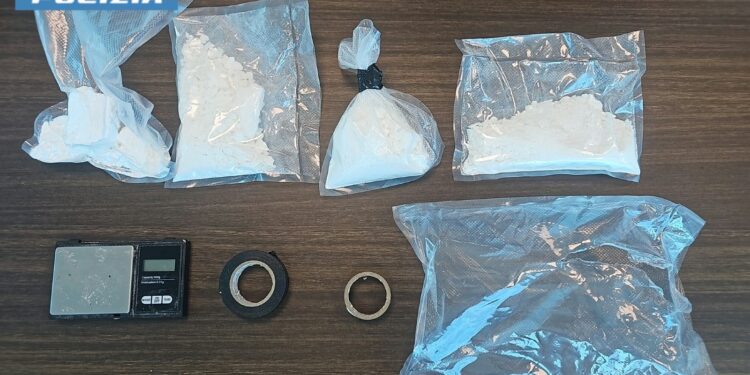 La Polizia pontina va ad arrestarlo per stalking e rapina, poi il colpo di scena: nell’appartamento accanto un maxi carico di cocaina