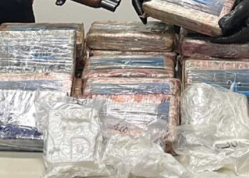 Maxi deposito di droga a Cisterna: sequestrati 26 chili di cocaina, armi e Rolex. 40enne fugge sui tetti ma finisce in manette