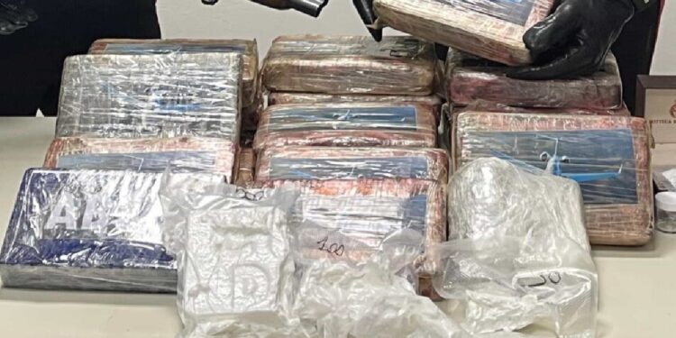 Maxi deposito di droga a Cisterna: sequestrati 26 chili di cocaina, armi e Rolex. 40enne fugge sui tetti ma finisce in manette